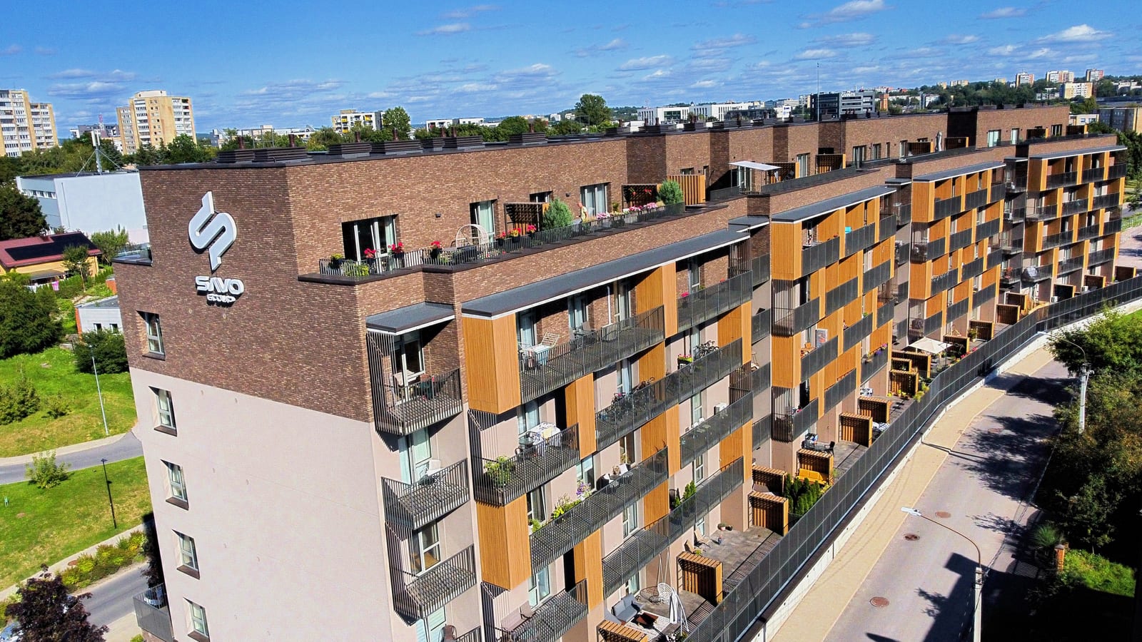 De naam en het monogram van SAVO op de kopgevel van het opgeleverde woongebouw in Vilnius