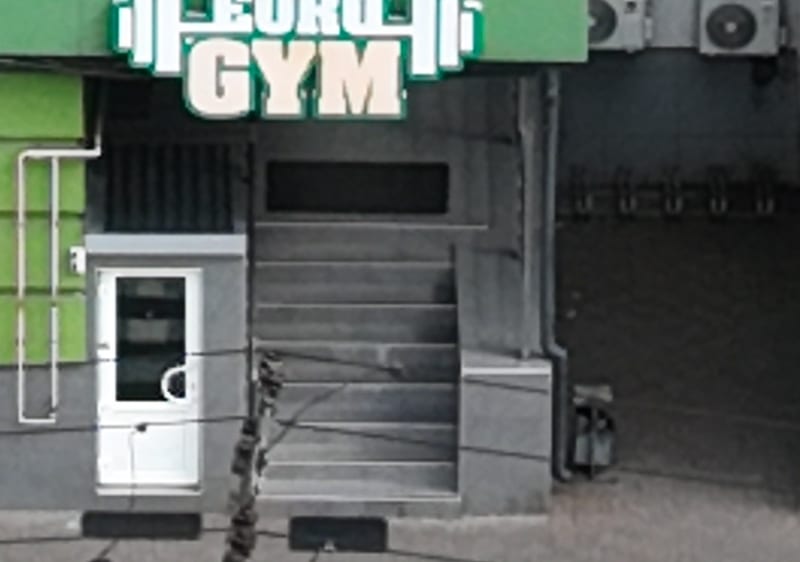 EURO GYM iškaba virš sporto klubo įėjimo SAVO namo pirmame aukšte