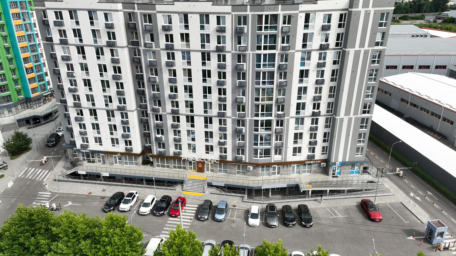 De tandartspraktijk Prime Clinic op de begane grond van een woonblok in Evromisto by SAVO, met eigen ingang, hellingbaan en parkeerplaats