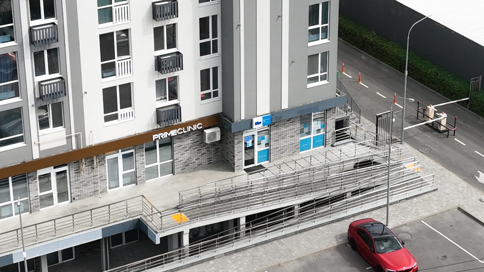 La clínica dental Prime Clinic en los bajos de un edificio residencial de SAVO, con entrada propia y rampa