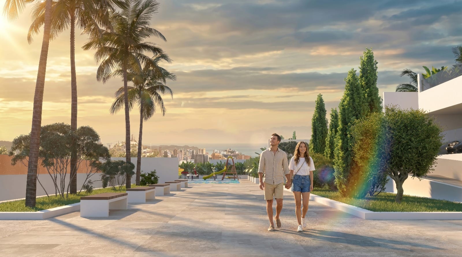 Villajoyosa Residence, Projektvisualisierung: ein Paar geht bei Sonnenuntergang zwischen Palmen über den geplanten Poolbereich