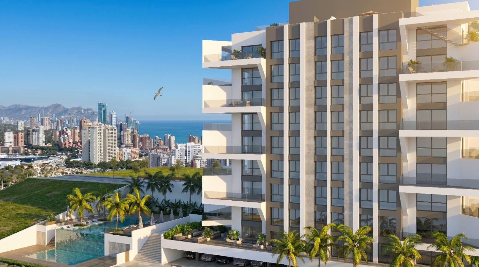 Villajoyosa Residence, projectvisualisatie: het geplande gebouw boven zijn zwembadterras, met de skyline van Benidorm en de zee erachter