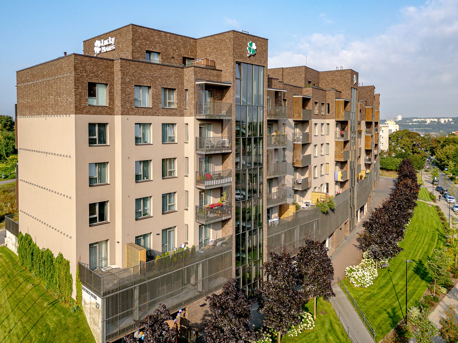 De naam Lucky Homes op de dakrand van het opgeleverde gebouw in Vilnius, vanuit de lucht gezien