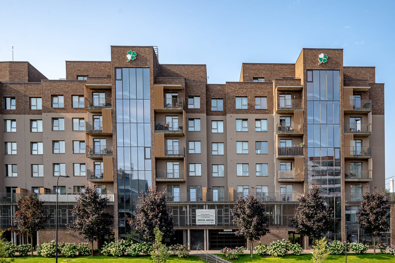 El edificio de SAVO en la calle Gerosios Vilties de Vilna visto de frente, con sus dos torres de escalera acristaladas